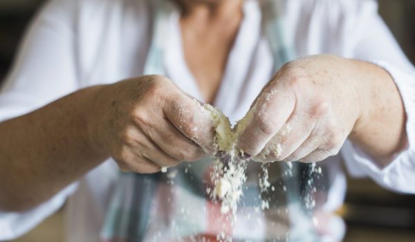 Los 9 errores de higiene más comunes en la cocina (y los peligros que representan para tu salud)