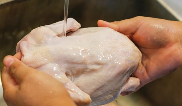 Los peligros de lavar el pollo: cómo evitar una intoxicación alimentaria