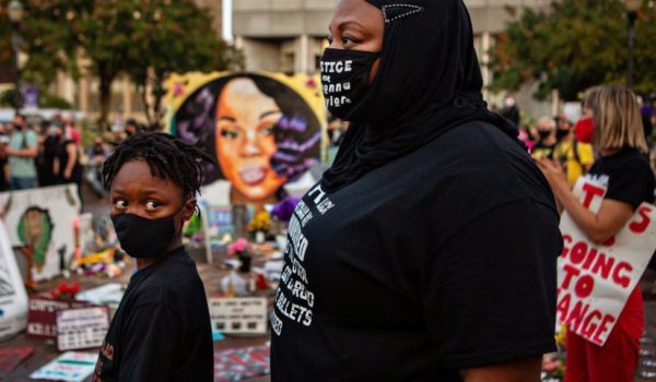 Qué es «la charla», la conversación que los padres negros tienen con sus hijos para enseñarles cómo enfrentar el racismo y los abusos policiales en Estados Unidos