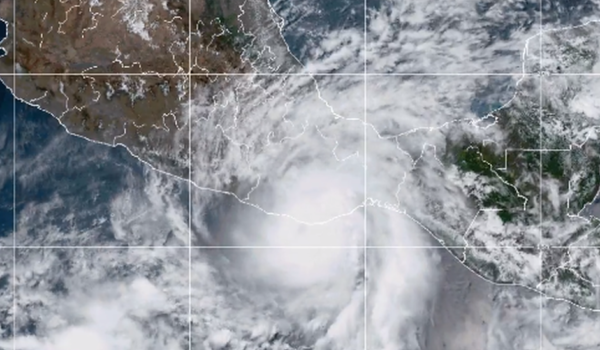 Agatha se convierte en tormenta tropical tras tocar tierra en México como el huracán más intenso en afectar el país en el mes de mayo