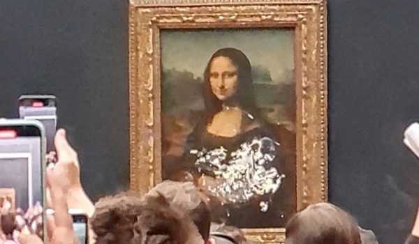 Mona Lisa: un hombre disfrazado de anciana le lanza un pastel a la obra maestra de Da Vinci en el Louvre