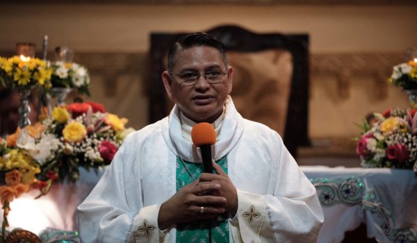 Padre Harving Padilla sale de Masaya, tras llegada de comitiva especial de la Arquidiócesis y retiro del asedio policial