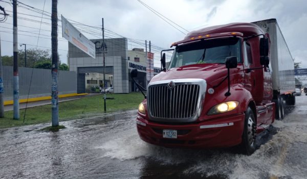Ambiente caluroso y lluvias de ligeras a moderadas por el ingreso de la onda tropical 23