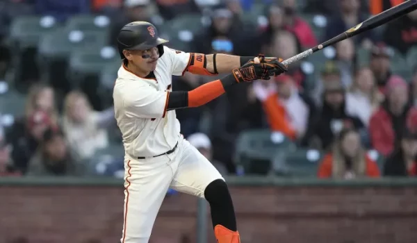 Astros adquieren al hondureño Mauricio Dubón desde los Gigantes