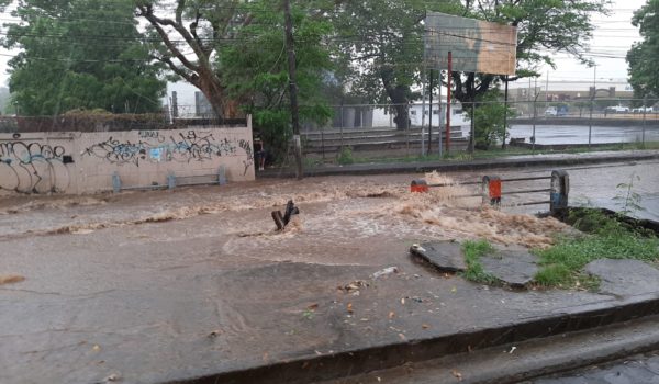 Fidel Moreno confirma desbordamiento del cauce oriental de Managua, inundación de 25 casas y del Hospital Solidaridad