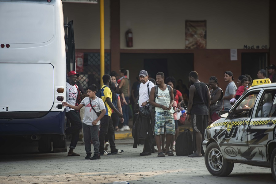 Migrantes en su mayoría procedentes de Cuba, Venezuela y Haiti usan el corredor de Jalapa para poder cruzar la frontera entre Teotecacinte del lado de Nicaragua y de Trojes del lado de Honduras. La mayoria de los Cubanos usan vuelos charter La Habana-Managua, mientras que el resto de migrantes vienen por tierra transbordando y llegando a la terminan de buses de Jalapa, donde luego son trasladados por cuenta propia a la frontera de Teotecacinte y usar ese corredor de forma ilegal. Oscar Navarrete/ LA PRENSA.