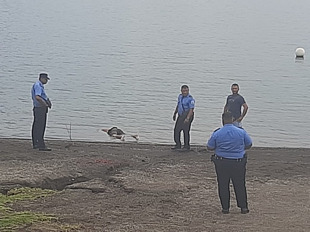 Un exbuzo de la Cruz Roja Nicaragüense extrajo el cuerpo sin vida de un desconocido que se ahogó en la Laguna de Xiloá. LA PRENSA