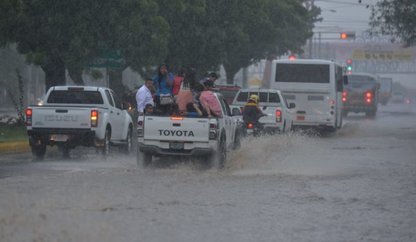 Lluvias persistirán en gran parte del país por influencia de dos ondas tropicales