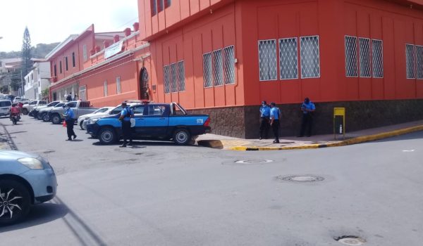 Monseñor Rolando Álvarez se retira de iglesia de Las Colinas y asedio policial se traslada a Matagalpa