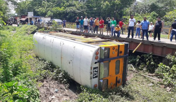 A un lado del puente Las Cruces, en Los Brasiles, jurisdicción de Ciudad Sandino quedó volcado un autobús de la ruta 172.. LA PRENSA