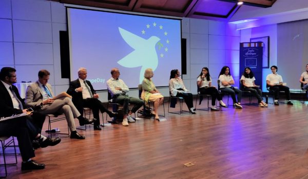 Representantes de la Unión Europea conversaron con jóvenes estudiantes sobre el contexto mundial