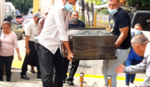 El féretro con los restos mortales de Karina Miranda Blandón ingresa a la iglesia Sagrado Corazón de Jesús en el barrio Monseñor Lezcano. LA PRENSA