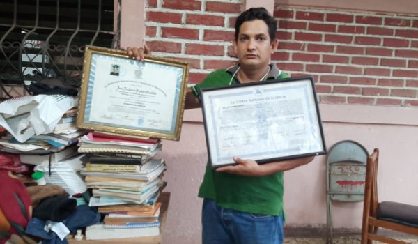 José Antonio Suárez Sánchez, muestra los títulos de abogado y notario de su padre, José Antonio Suárez Castillo quien despareció el pasado 19 de mayo. LA PRENSA