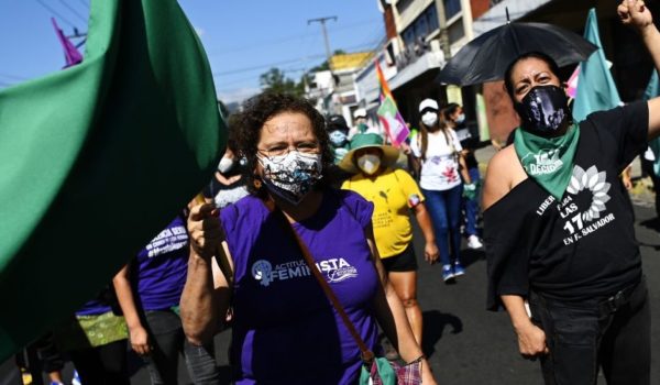 Condenan a 30 años de prisión en El Salvador a una mujer por un «aborto involuntario»