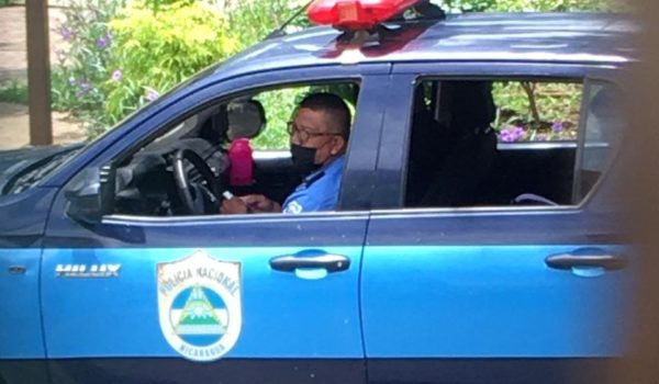 Policía orteguista impide a feligreses ingresar a misa en parroquia donde se encuentra el padre Harving Padilla