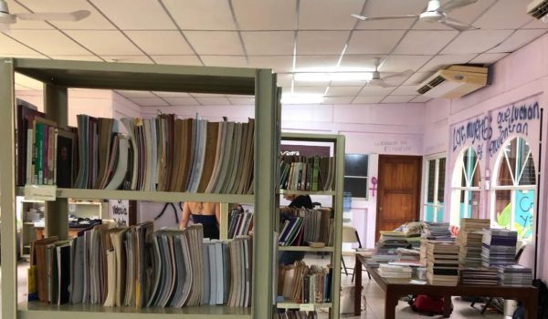 Programa La Corriente dona fondo documental de biblioteca La Malinche en feria de libros