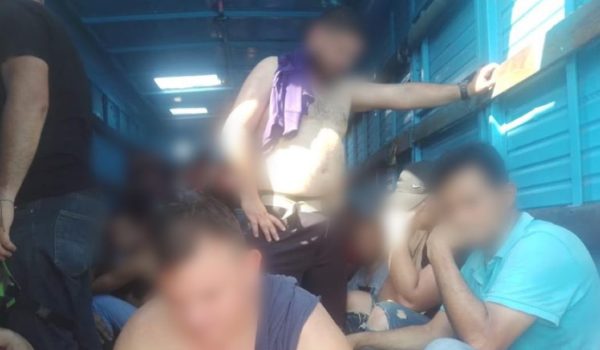 19 nicaragüenses fueron encontrados en la caja de un tráiler abandonada