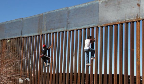 El marcado aumento de lesiones y muertes entre quienes intentan saltar el «infranqueable» muro de Trump desde México a EE.UU.