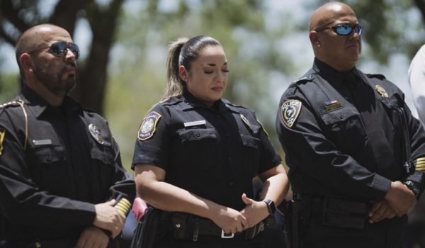 Suspenden a policía encargado de la respuesta al fatídico tiroteo en Texas