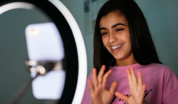 Los videoselfies que Instagram está probando para verificar la edad de los adolescentes