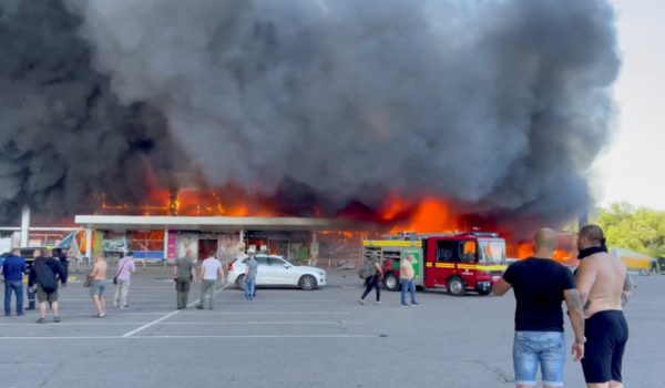 Un misil de Rusia destruye un centro comercial en Ucrania causando al menos 10 muertos y 40 heridos