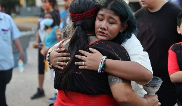 «Yo vine aquí a los 14 años, también en un tráiler y perdí el conocimiento por el calor»: la ira y conmoción en San Antonio, epicentro de la mayor tragedia migratoria en Estados Unidos