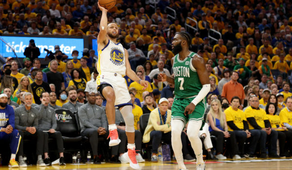 Warriors se mueven al ritmo de Curry y nivelan 1-1 la Final de la NBA