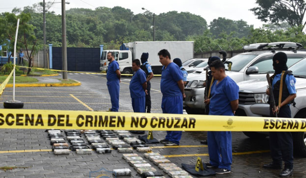 Decomisan 148 kilos de cocaína tras persecución a camioneta