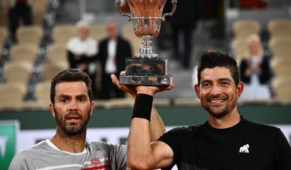 Tenistas salvadoreño hace historia en torneo Roland Garros