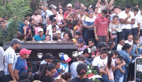 Multitudinario fue el funeral de Helton Flores Pérez ultimado de accidentalmente de cuatro balazos por su padre. LA PRENSA/ Santo Domingo Comunica.