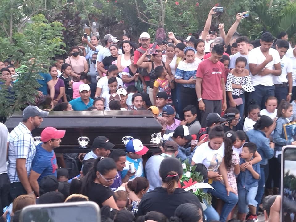 Multitudinario fue el funeral de Helton Flores Pérez ultimado de accidentalmente de cuatro balazos por su padre. LA PRENSA/ Santo Domingo Comunica.