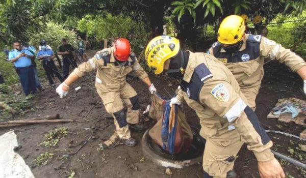 Miembros de Búsqueda y Rescate de la Dirección General de Bomberos extraen el cadáver de un pozo el cadáver de Rodolfo Silva León, de 78 años. LA PRENSA/ Cortesía.