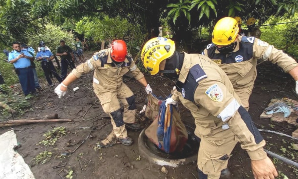 Miembros de Búsqueda y Rescate de la Dirección General de Bomberos extraen el cadáver de un pozo el cadáver de Rodolfo Silva León, de 78 años. LA PRENSA/ Cortesía.