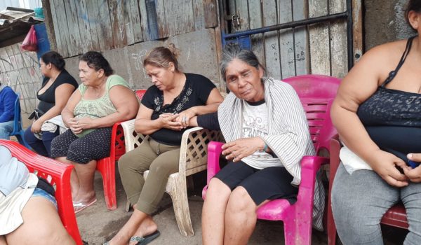 Lucía del Carmen Selva,quien es no vidente atribulada por la muerte de su sobrino José Ramón Díaz Selva, LA PRENSA.
