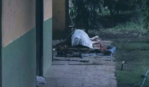 El cuerpo sin vida de Brenda Orozco Escoto ya hace cubierto con una sabana.LA PRENSA/Cortesia Acción 10