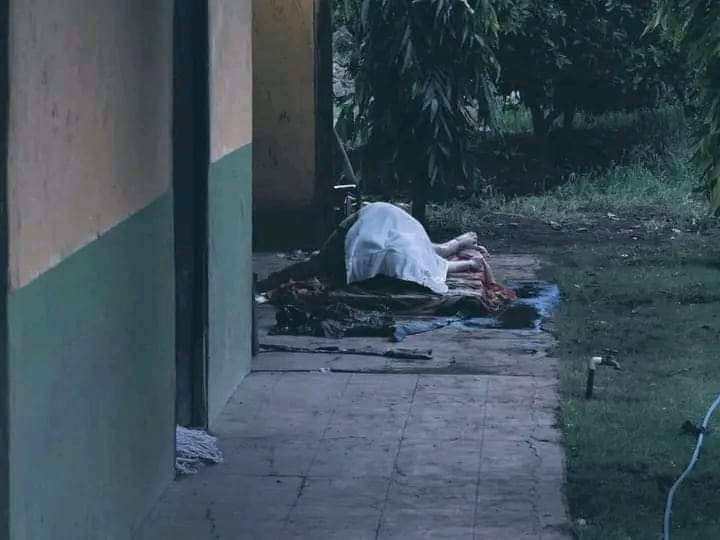 El cuerpo sin vida de Brenda Orozco Escoto ya hace cubierto con una sabana.LA PRENSA/Cortesia Acción 10