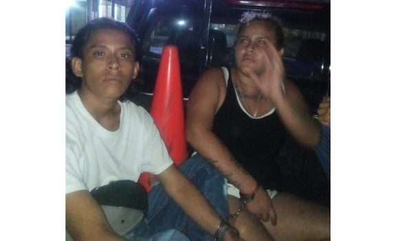 La mujer de blusa negra y el hombre que está a la par de ella fueron capturados en la escena del crimen. LA PRENSA/Cortesía