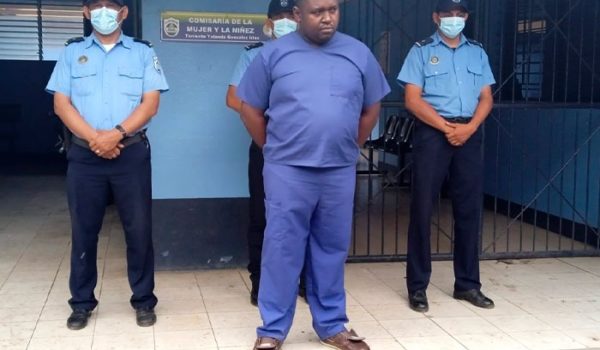 Cleyton Flores Flowers enfrentan cargos por estafa agravada. LA PRENSA/cortesía.