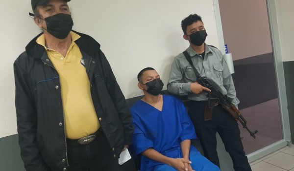 Milton Escorcia Ramos, acusado de lesiones imprudentes. A la izquierda su abogado defensor, Héctor Cárdenas. LA PRENSA.