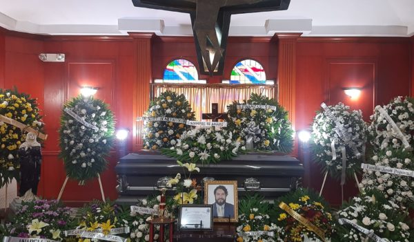 Familia, amigos y colegas del médico Jorge Herrera Chávez, víctima de accidente de tránsito, le rinden homenaje en su velorio