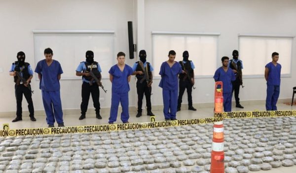 La Policía presentó a los cinco presuntos narcotraficantes con la droga incautada. LA PRENSA/ Policía