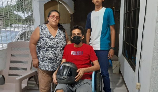El apoyo de su familia ha sido determinante para que Walter Bravo pueda ir superando el trauma por la amputación de una pierna. LA PRENSA.