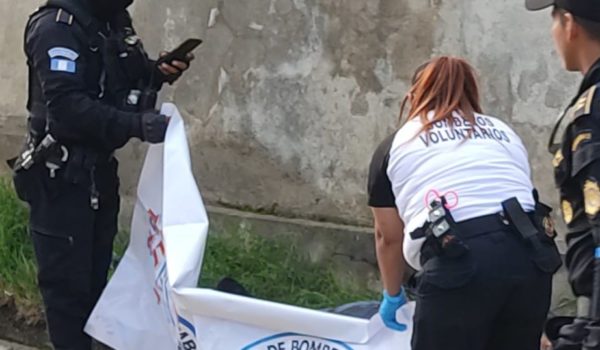 Bomberos Voluntarios de Guatemala cubre el cadáver de la nicaragüense Jennifer de los Ángeles Torres. LA PRENSA/ Juan Victor Castillo.