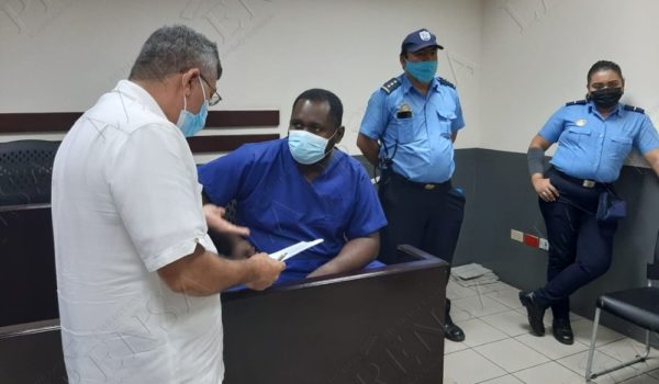Cleyton Flores Flowers enfrenta cargos por estafa agravada.LA PRENSA.