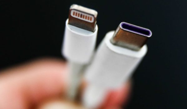 La Unión Europea pone fecha de inicio al cargador universal de celulares (y por qué Apple se opone)