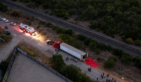 Biden pide combatir a traficantes de personas, tras muerte de 51 migrantes en camión, en Texas