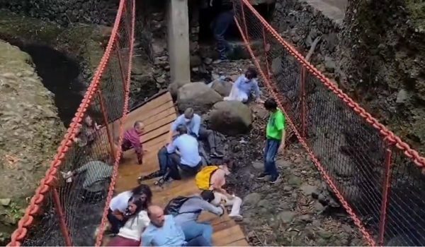 Veinticinco personas resultan lesionadas tras caída de puente colgante en México, entre ellas el alcalde y su esposa