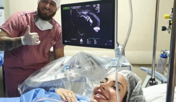 La extraordinaria operación con la que unos médicos quemaron el tumor de un bebé en el útero para salvarle la vida