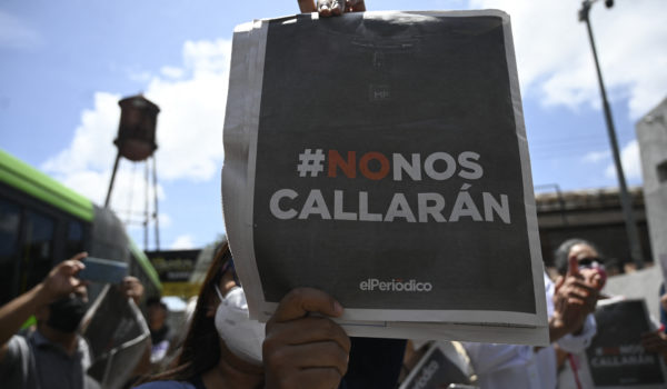 Periodistas guatemaltecos protestan contra Giammattei por detención del presidente de El Periódico