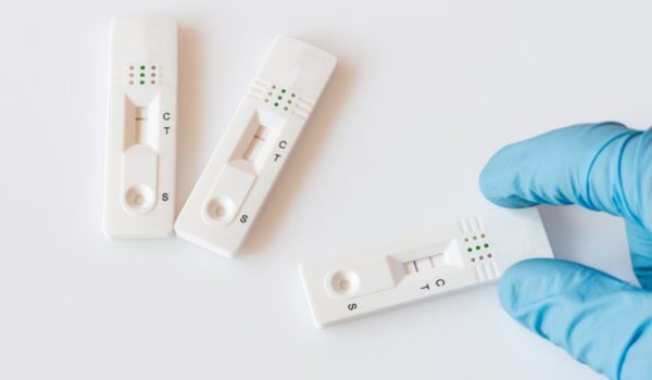 Pruebas para covid: qué explica que haya tantos resultados negativos entre infectados